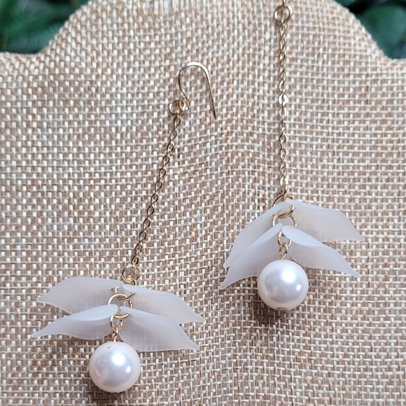 Beautiful earrings and a smile will help you sparkle and shine like nothing else - Picture 2 of 3